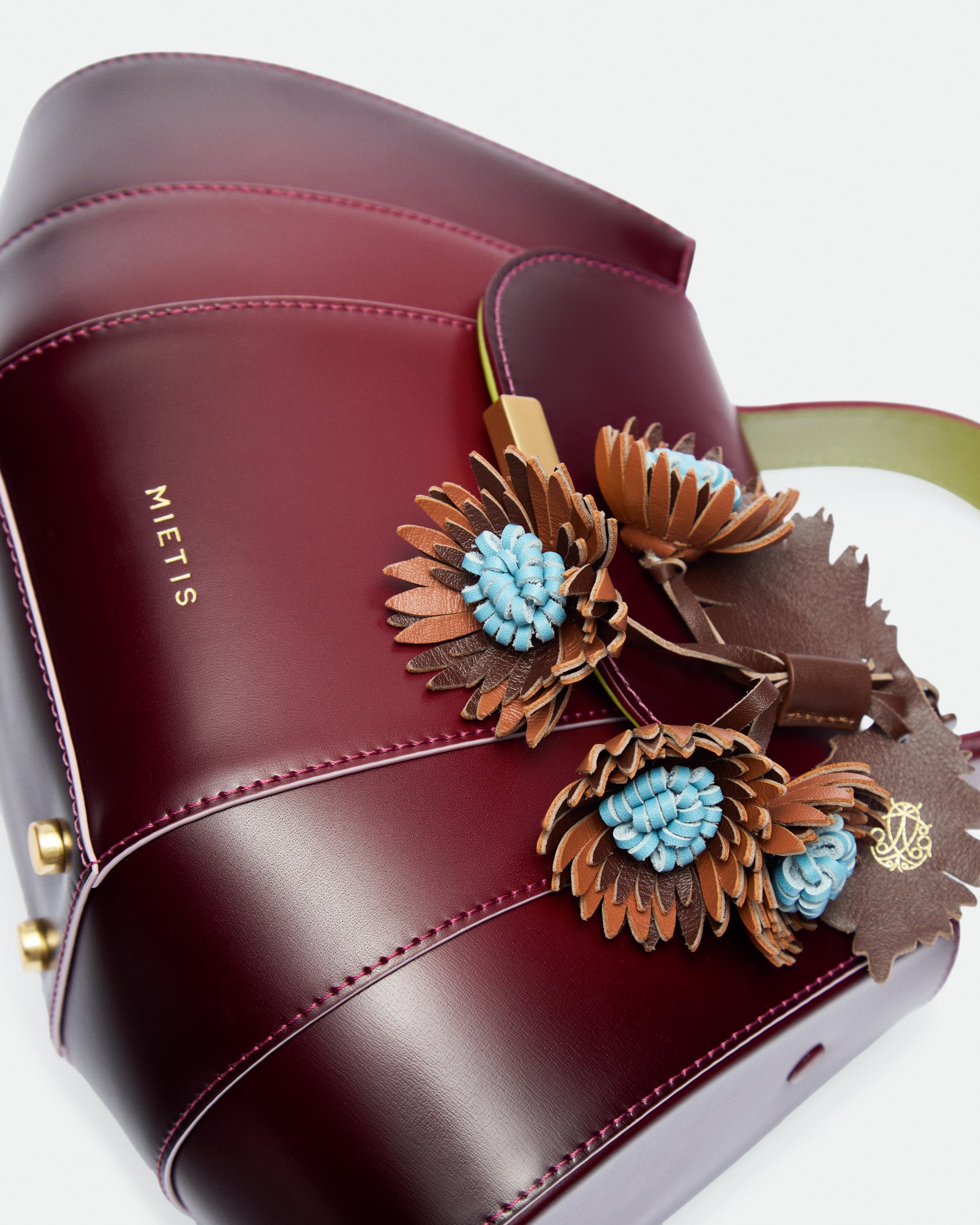 Tatito Cherry Lacquer Fumée leather bag – MIETIS ROOTED Fall.Winter 2026 – 02